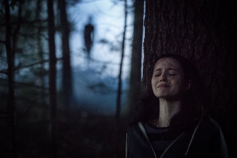 Javier Botet and Julia Goldani Telles in Slender Man (2018)